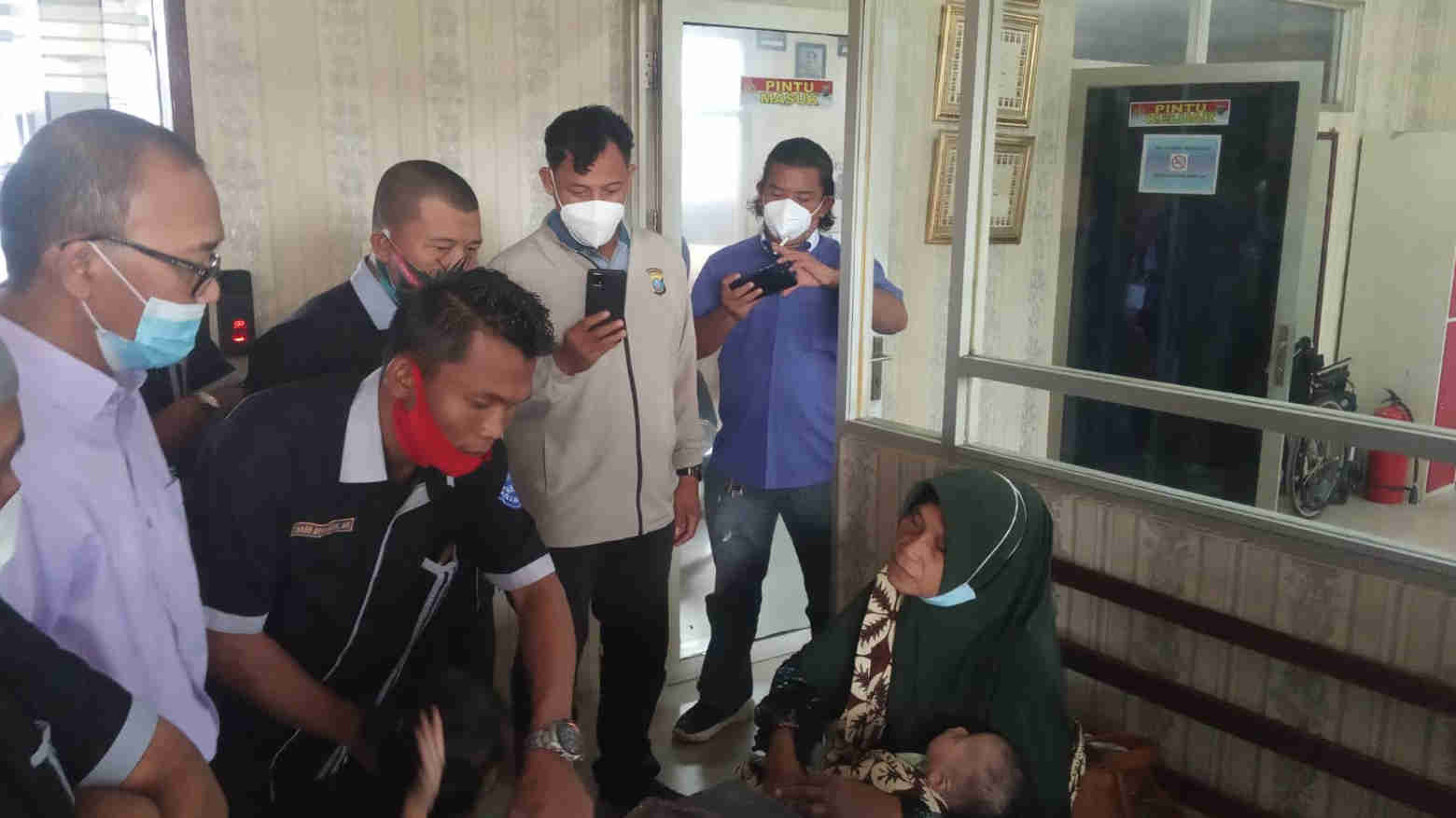 KAUM ketika berada di Mapolsek Percut Sei Tuan, Polrestabes Medan di Jalan Letda Sujono mendampingi kasus dugaan penganiayaan. Foto: Ist.