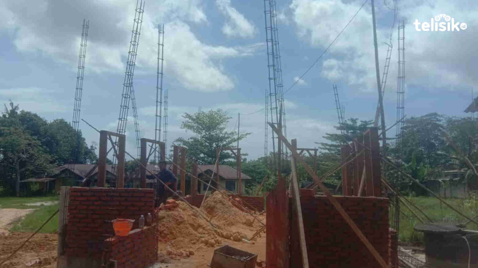 Kondisi dan perkembangan pembangunan musala Polsek Posia. Foto: Nuhruddin/Telisik