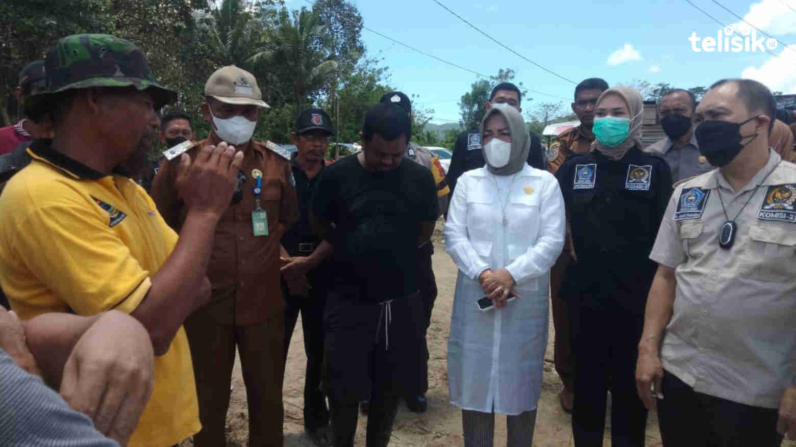Warga berdiskusi dengan DPRD dan Pemkot Kendari yang sedang berkunjung di lokasi pembangunan Pasar Mokoau. Foto: Musdar/Telisik