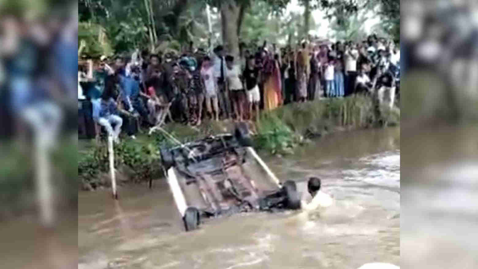 Tangkapan layar video proses evakuasi kendaraan mobil yang hanyut di sungai Konaweha, Konawe. Foto: Ist.
