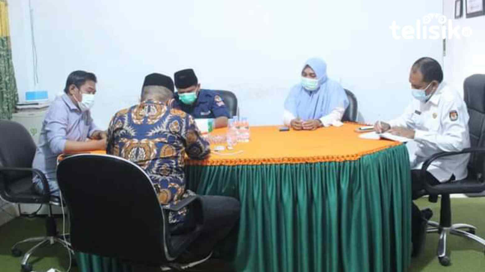 Komisioner KPU Muna rapat untuk memberikan edukasi politik pada pemilih. Foto: Sunaryo/Telisik