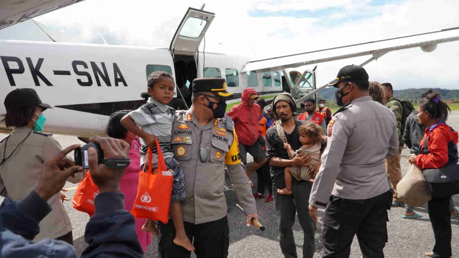 Suasana evakuasi warga di Distrik Kiwirok, Papua. Foto : Humas Polda Papua