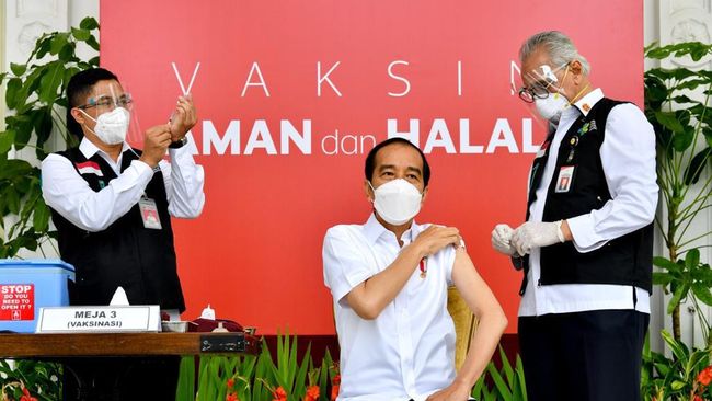 Presiden Jokowi saat disuntik vaksin COVID-19. Foto: Repro Cnnindonesia.com