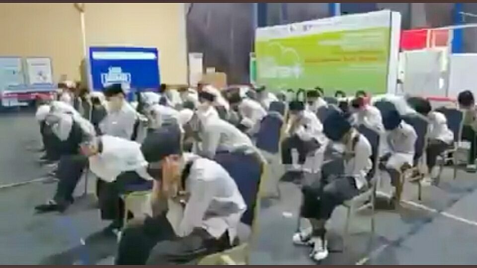 Sejumlah santri tutup telinga saat ada musik di kegiatan vaksinasi. Foto: Ist.