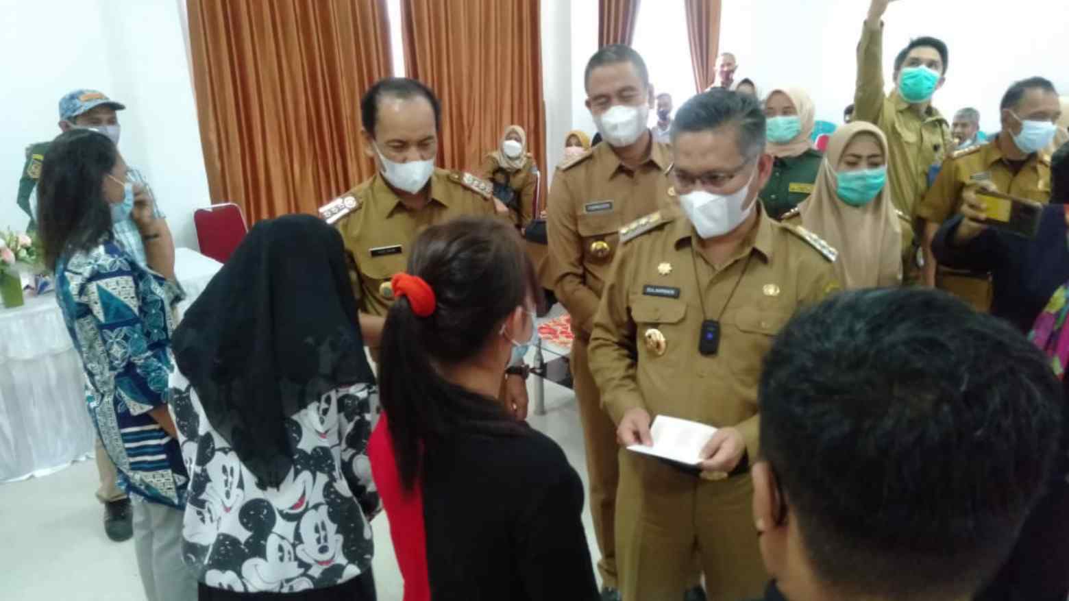 Wali Kota Sulkarnain Kadir saat menyerahkan bantuan kepada korban angin puting beliung. Foto: Ist.