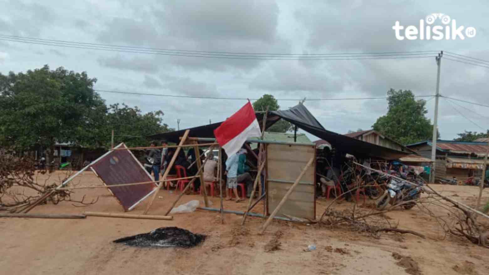 Jalan di Blokade warga di Desa Wumbubangka. Foto: Hir/Telisik