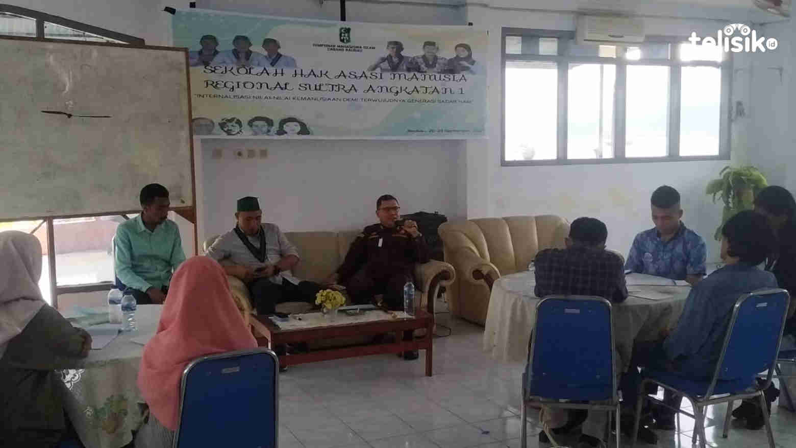 Kepala Kejaksaan Negeri (Kajari) Buton, Ledrik VM Takaendengan saat memberi materi. Foto: Dheny/telisik