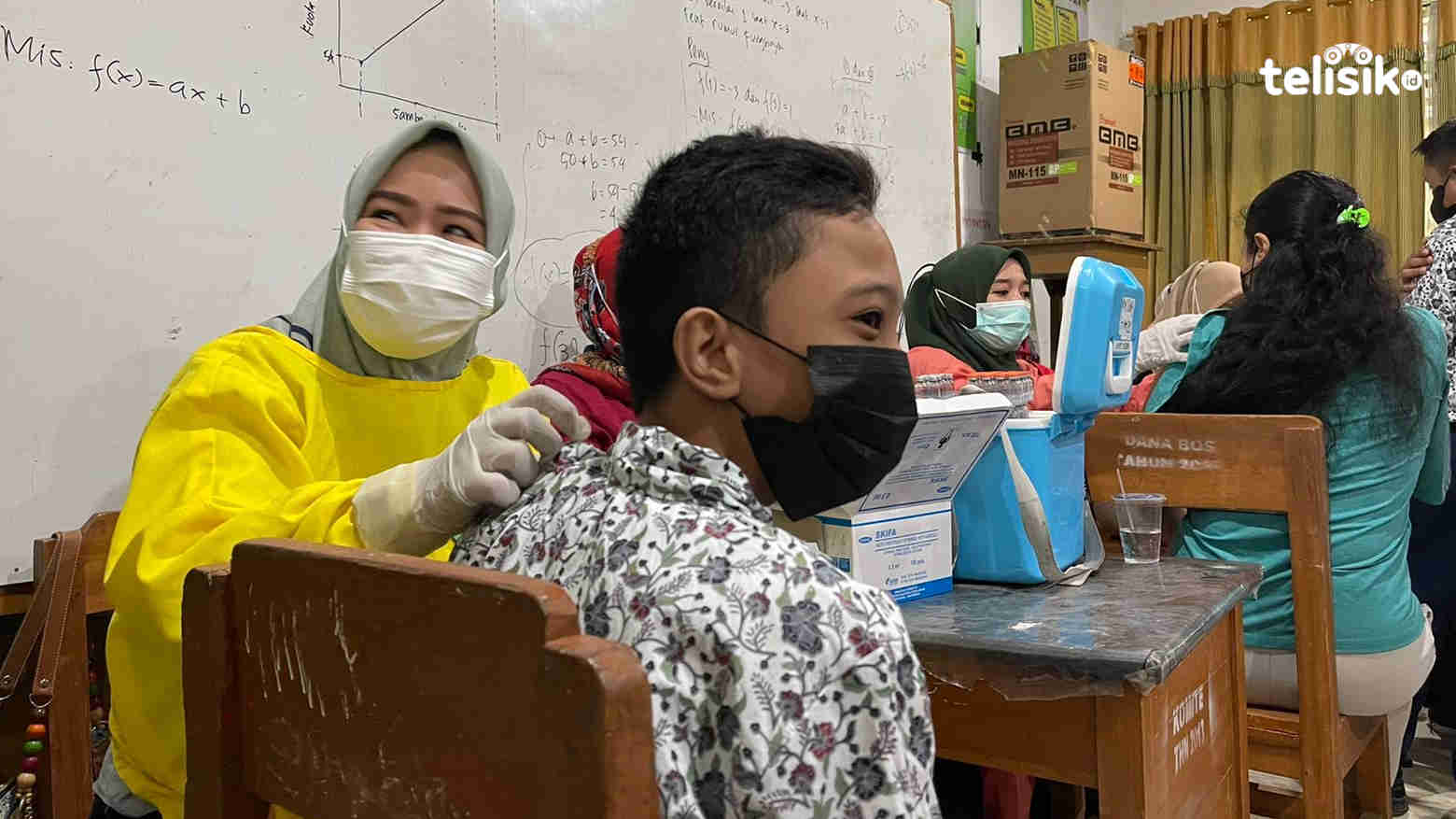 Suasana vaksinasi bagi para pelajar. Foto: Siswanto Azis/Telisik