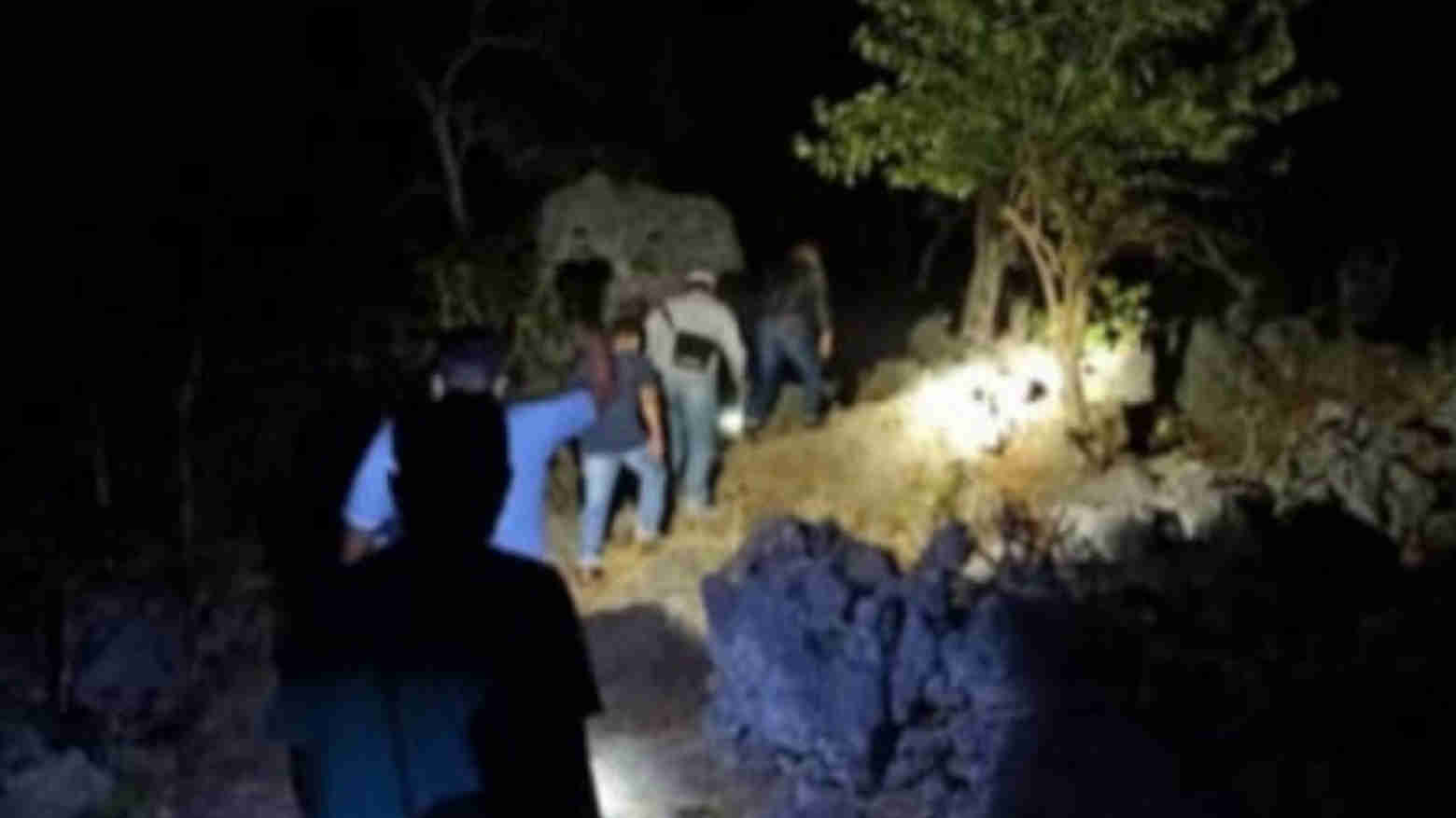 Kapolsek Lobalain dan anggota dibantu para warga meninjau lokasi penemuan tengkorak manusia. Foto: Ist.