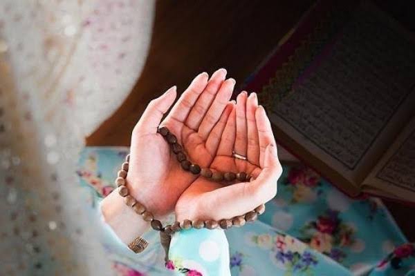 Seorang muslimah sedang berzikir. Foto: Repro idntimes.com