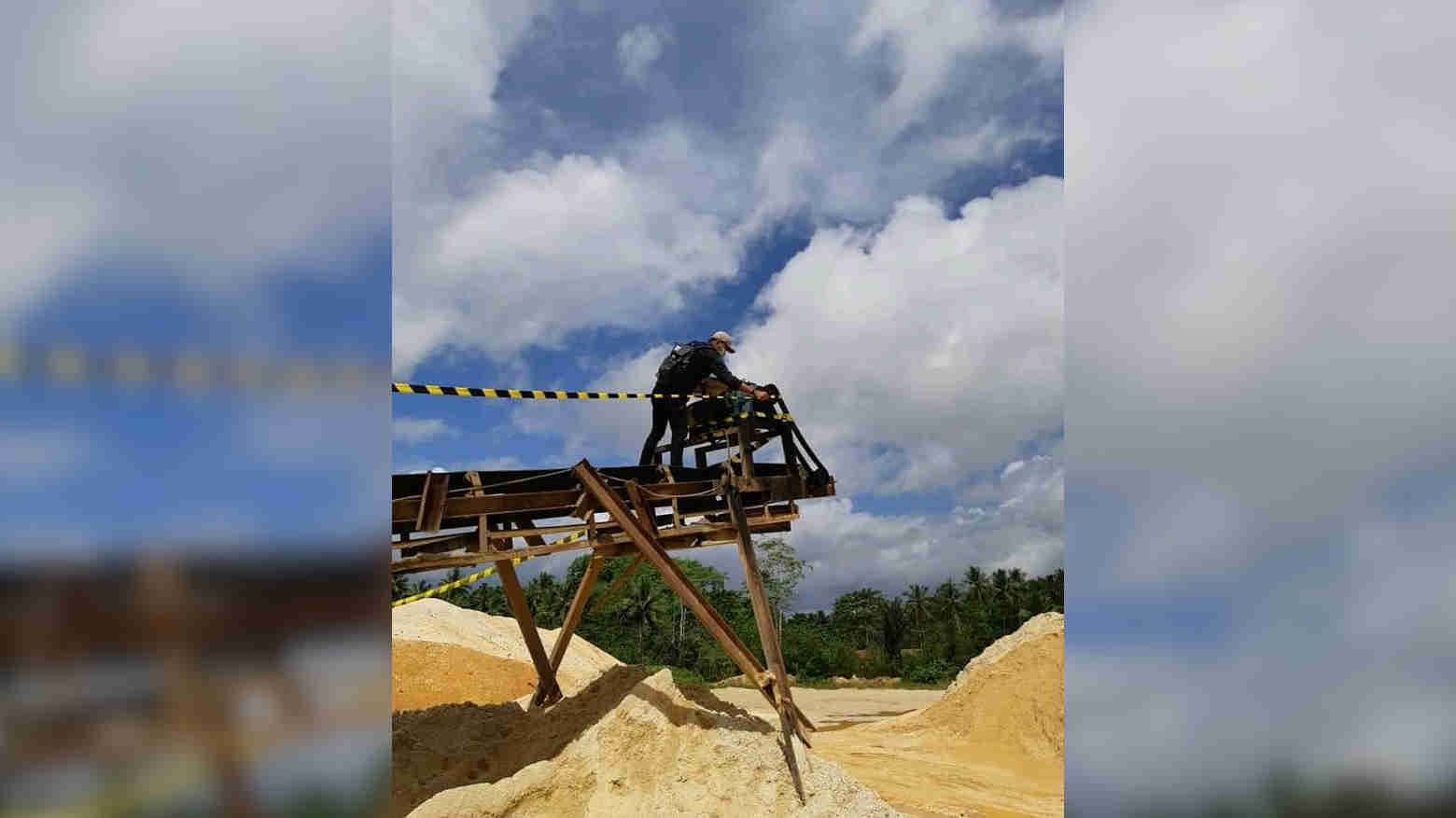 Pemasangan police line oleh Pemkot Kendari di lokasi penambangan Pasir Nambo. Foto: Repro Kendarikotagoid