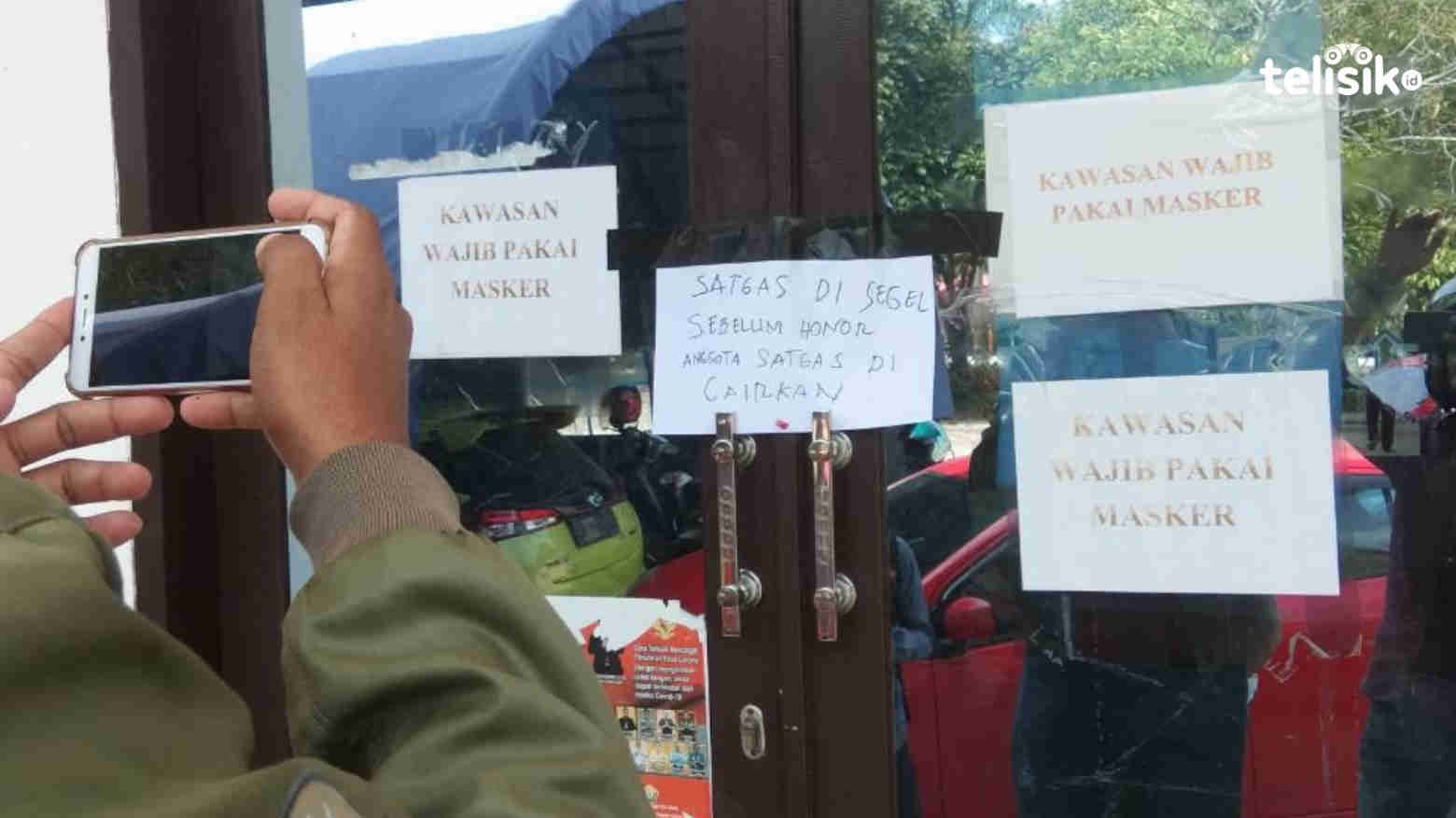 Nampak pintu depan Posko Satgas COVID-19 Sultra disegel gegara honor Nakes bel dibayarkan selama 6 bulan lamanya. Foto: Kardin/Telisik