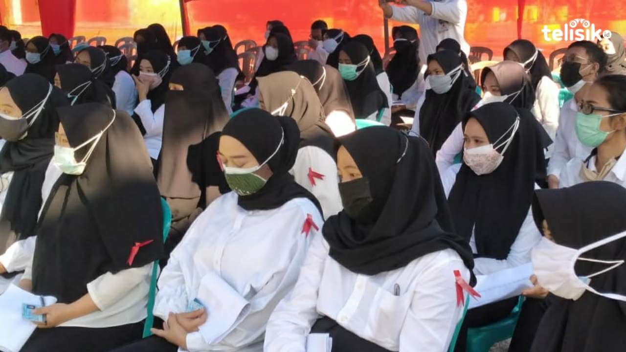 Peserta SKD CPNS Kota Kendari saat mendengarkan sambutan Sekda Kota Hj Nahwa Umar, sebelum memulai ujian SKD di SMP Negeri 5. Foto: Musdar/Telisik