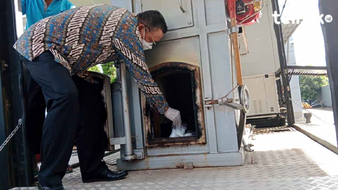 Kepala BNNP Sultra, Sabaruddin Ginting ketika memasukkan BB narkotika jenis sabu ke alat pemusnahan. Foto: Nuhruddin/Telisik