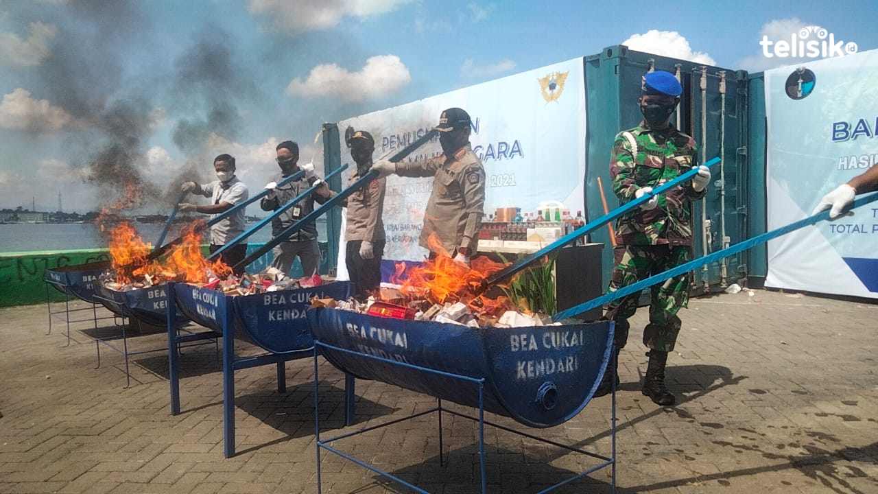Pemusnahan rokok dan minuman keras ilegal. Foto: Andi May/Telisik