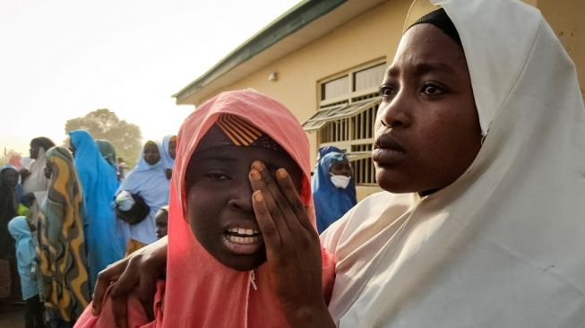 Ilustrasi seorang siswa korban penculikan di Nigeria menangis saat bertemu keluarga. Foto: Repro AFP