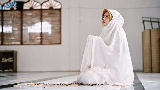Salat tepat waktu adalah salah satu amalan agar bisa msuk surga tanpa dihisab terlebih dahulu. Foto: Repro Detik.com
