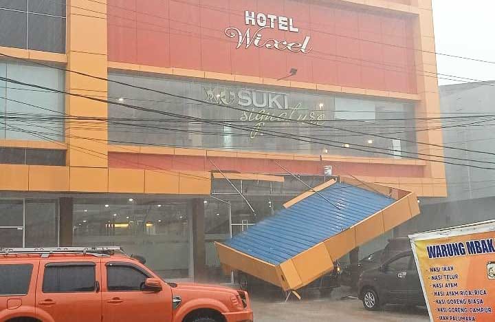 Nampak atap teras bagian depan Hotel Wixel ambruk dan mengenai sebuah mobil. Foto: Ist