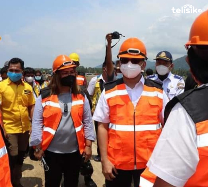 Kepala Otoritas Bandara Wilayah V Makassar, Sigit Widodo saat menijau progres pembangunan bandara Kolaka Utara. Foto: Muh. Risal H/Telisik