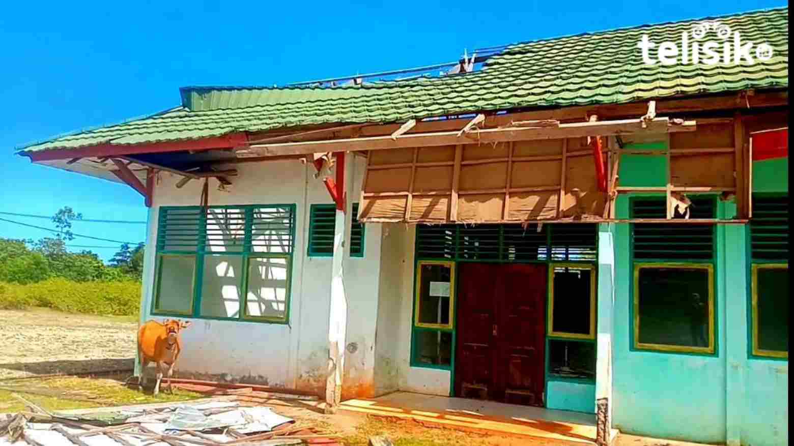 Kondisi Kantor KUA Kabaena Barat terbengkalai setelah ditinggalkan selama setahun. Foto: Hir/Telisik