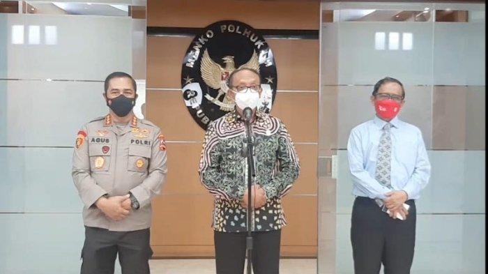 Wakil Ketua LPSK Achmadi (tengah) saat jumpa pers bersama Menkopolhukam Mahfud MD serta Kabareskrim Polri Brigjen Pol Agus Andrianto. Foto : Repro tribunnews.com