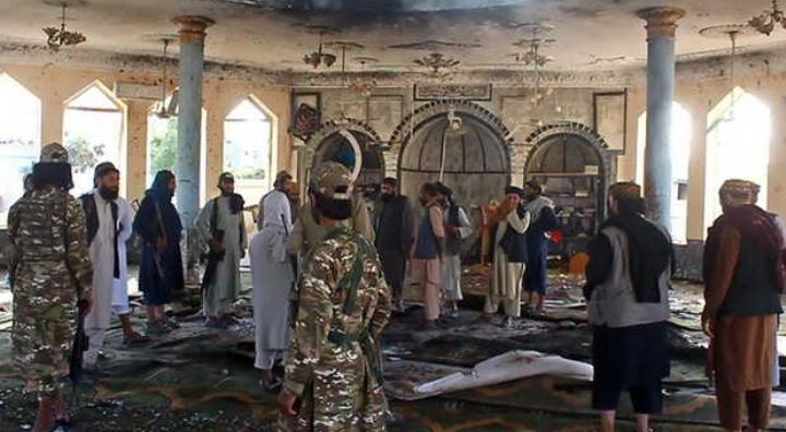 Milisi Taliban melakukan investigasi di dalam masjid Syiah setelah serangan bom bunuh diri di Kunduz, Afghanistan. Foto: Repro AFP