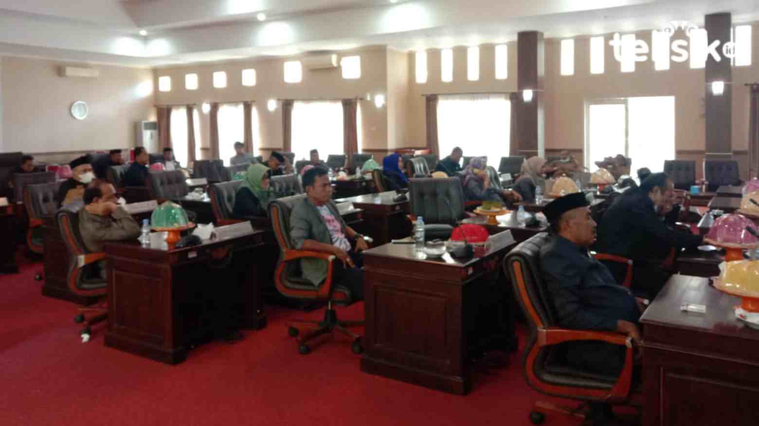 DPRD Muna saat menerima usulan Raperda perubahan PDAM. Foto: Sunaryo/Telisik
