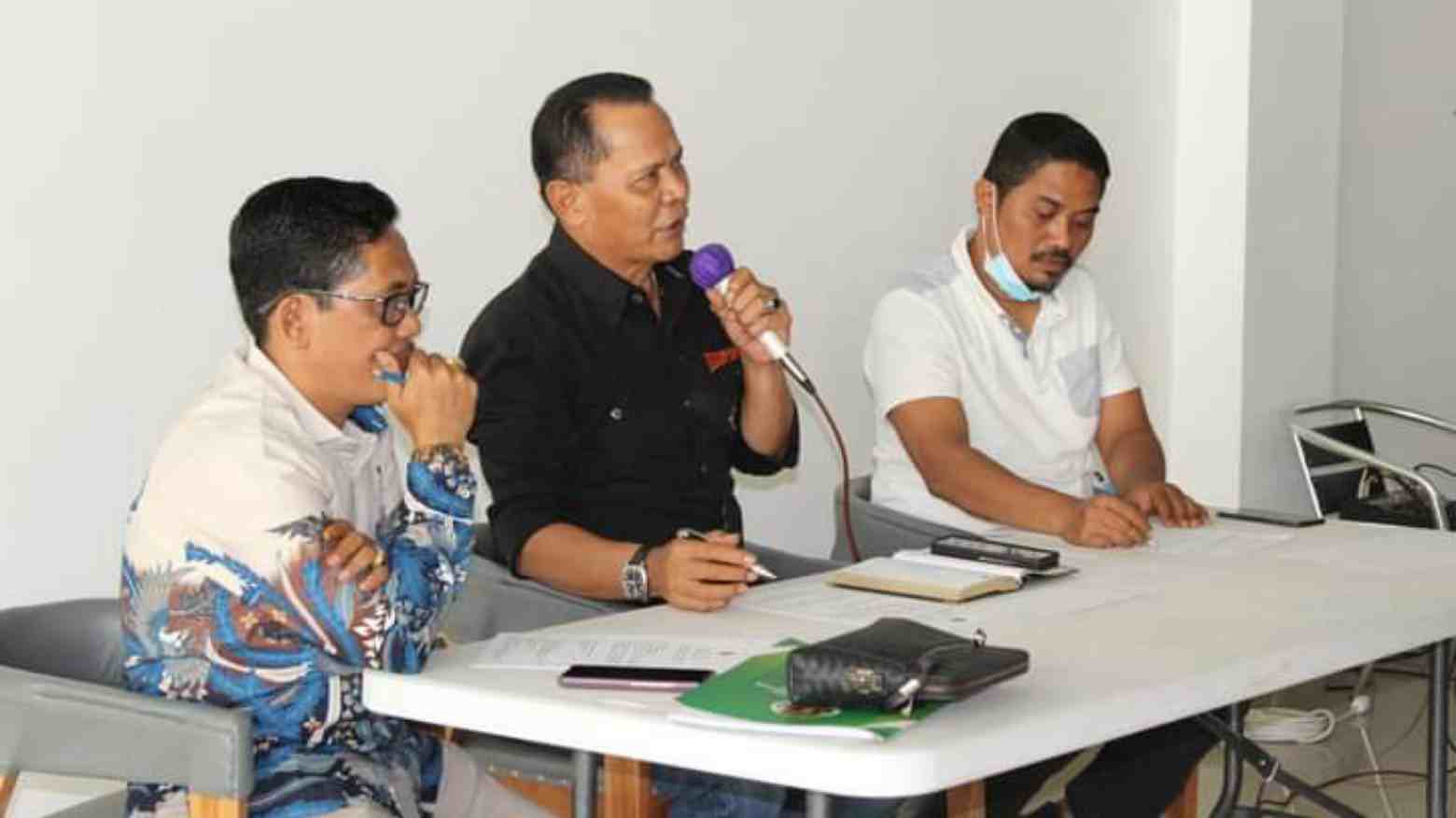 Ketua DPW PPP Sultra, Marsekal Muda TNI (Purn) La Ode Barhim (baju hitam) memimpin rapat. Foto: Ist.