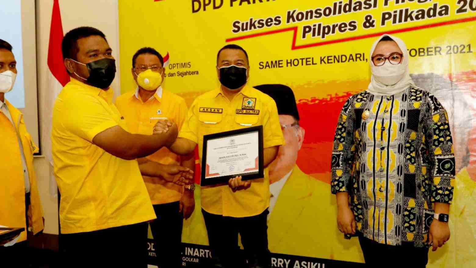 Penyerahan Piagam Penghargaan oleh Ketua Golkar Kendari, LM Inarto kepada AJP atas parsitipasi dan kehadiranya dalam kegiatan rakerda dan rapimda DPD Partai Golkar Kota Kendari. Foto: Ist.