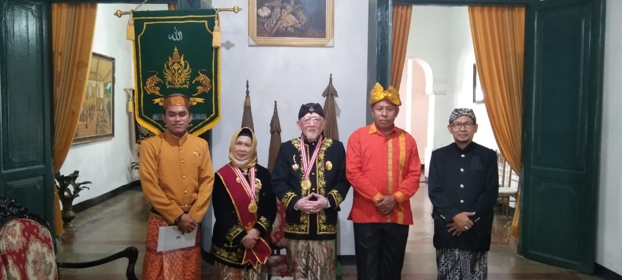 Wakil Bupati Buton Utara, Ahali (kedua dari kanan) bersama Raja Keraton Sumedang Larang Paduka Yang Mulia Sri Radya HRI Lukman Soemadisoeria (tengah). Foto: Ist.