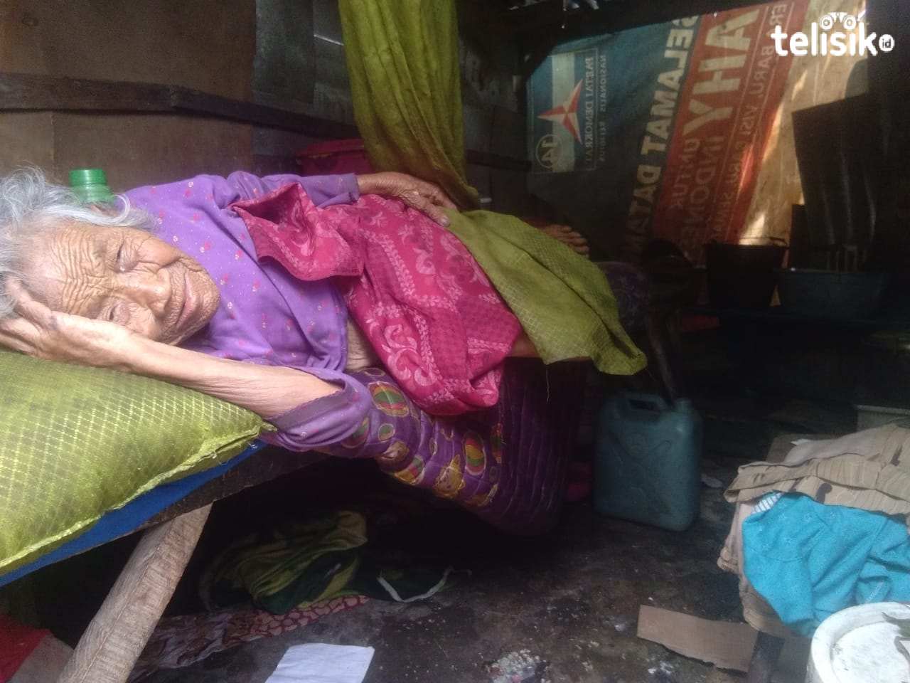 Nenek Mariati, sedang terkulai lemas butuh uluran tangan. Foto: Wa Ode Umratul Khazanah/Telisik