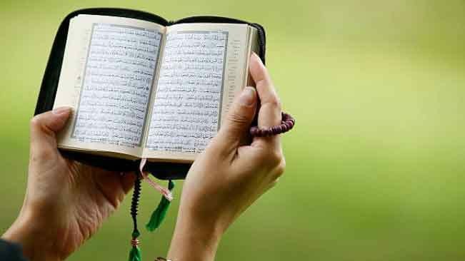 Salah satu golongan yang dirindukan surga adalah orang yang lisannya senantiasa digunakan untuk membaca kalam Allah SWT. Foti: Repro esqnews.id