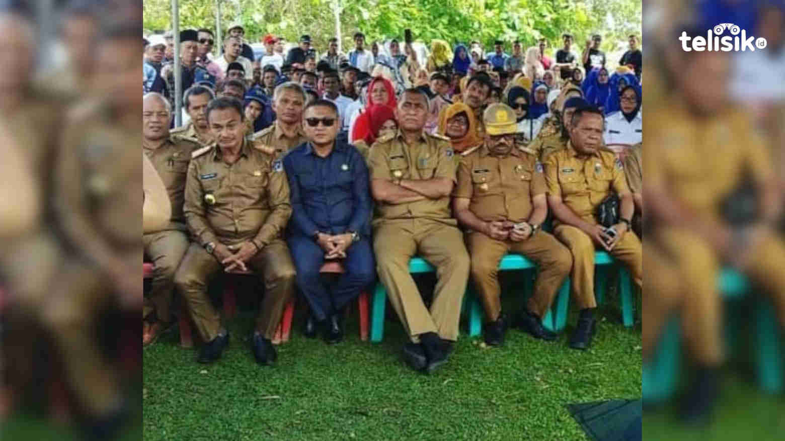 Kepala Balitbang Muna, Syahrir bersama staf pemerintah lainnya. Foto : Sunaryo/Telisik