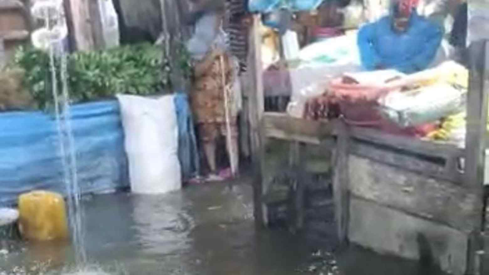 Banjir di Pasar Baruga Kota Kendari. Foto: Tangkapan layar video salah satu pedagang pasar