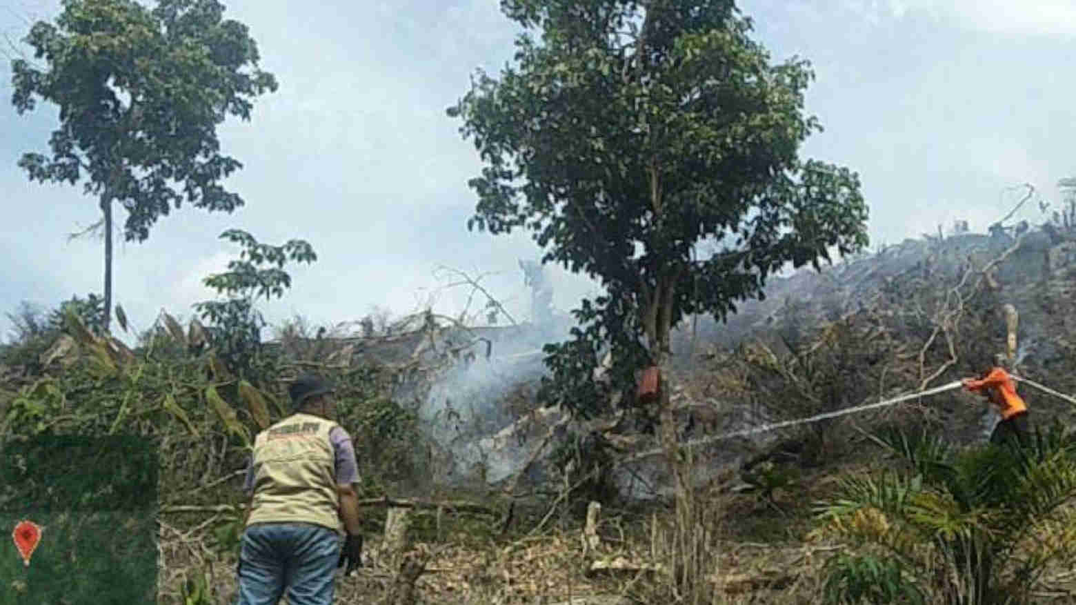 Tim Reaksi Cepat (TRC) BPBD Kampar melakukan pemadaman kebakaran lahan di Desa Merangin, Kecamatan Kuok, Kabupaten Kampar, Riau. Foto: TRC BPBD Kampar