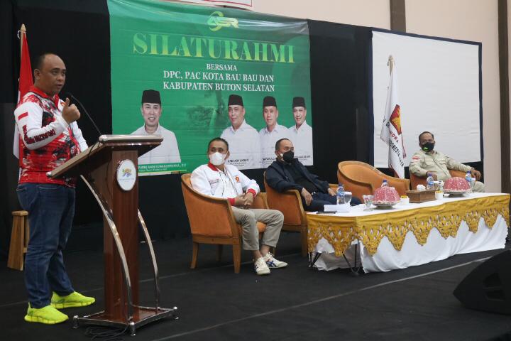 Ketua DPD Gerindra Sultra Andi Ady Aksar, saat bersilaturahmi dengan pengurus DPC Gerindra di Pulau Buton. Foto: Ist.