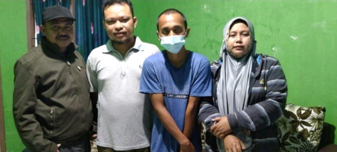 Pengurus KKST Provinsi Kepri dan KKST Kota Batam menerahkan Rabin (memakai baju kaos biru) kepada keluarganya di Baubau. Foto: Ist.