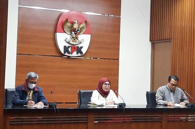 Wakil Ketua KPK Lili Pintauli Siregar (tengah) dalam konferensi pers terkait suap Bupati Kuansing di KPK. Foto: Repro Sindonews.com