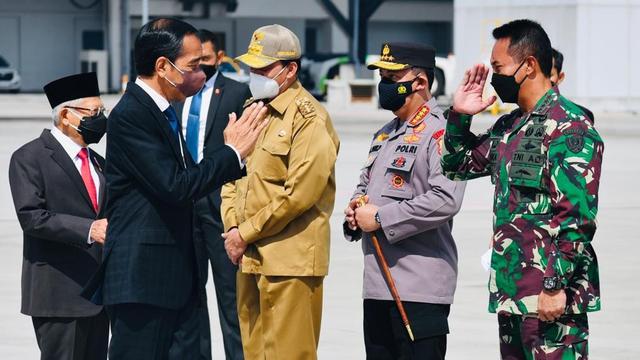 Presiden Joko Widodo atau Jokowi dilepas sejumlah orang, di antaranya KSAD Andika Perkasa. Foto: Setneg