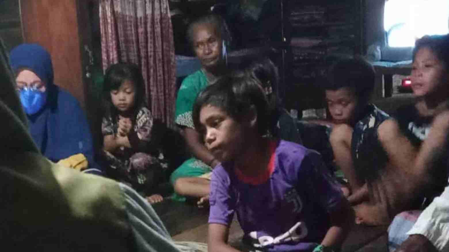 Enam anak yatim piatu di Pulau Sagori, Kabaena, bersama neneknya. Foto: Dok Pekerja Sosial