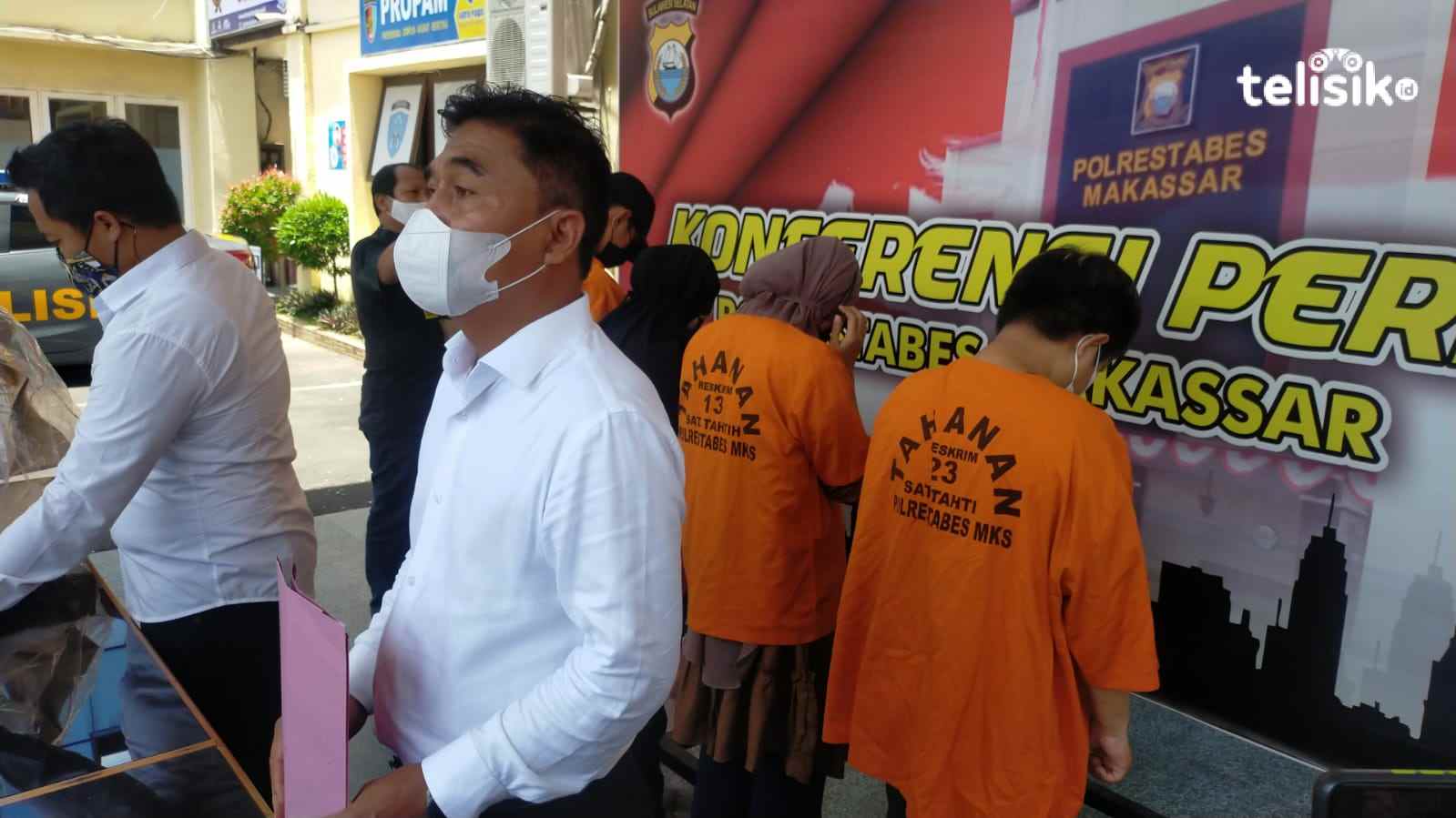 Wakasat Reskrim Polrestabes Makassar AKP Jufri Natsir saat melakukan rilis penggunaan kartu vaksin ilegal. Foto: Rezki Mas'ud/Telisik