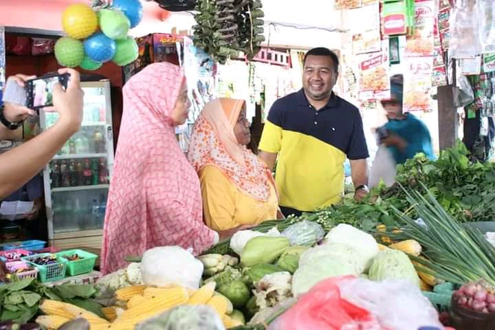 Aksan Jaya Putra (kanan) saat menyapa warga Kota Kendari 2019 lalu. Foto: Ist.