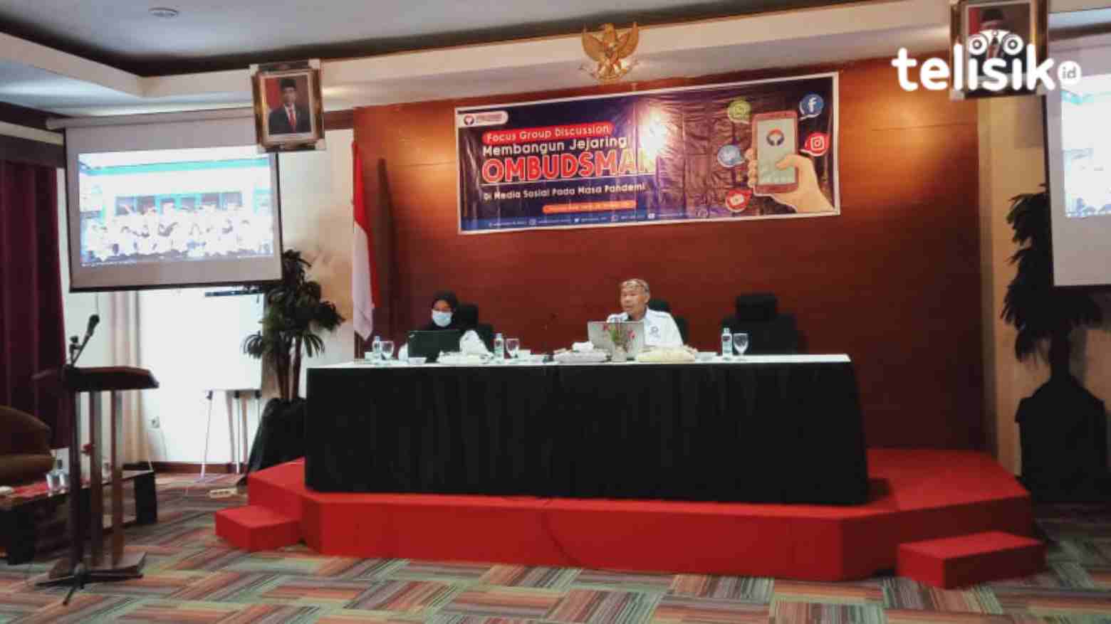 Kepala Ombudsman RI Perwakilan Sultra, Mastri Susilo (kanan) saat memimpin jalannya FGD. Foto: Musdar/Telisik