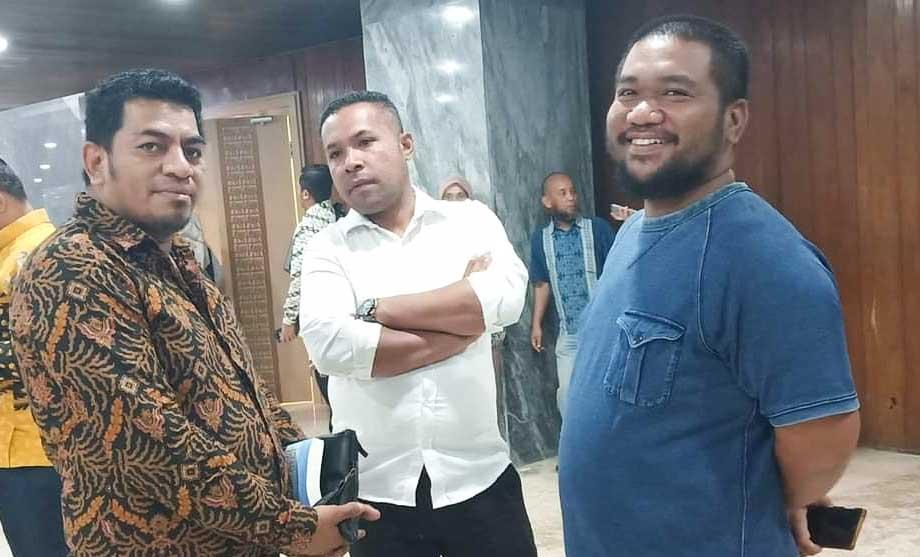 Ketua Komisi III DPRD Kendari, LM Rajab Jinik (tengah) dan Wakil Ketua DPRD Kendari, LM Inarto (kanan) bersama koleganya. Foto: Ist.