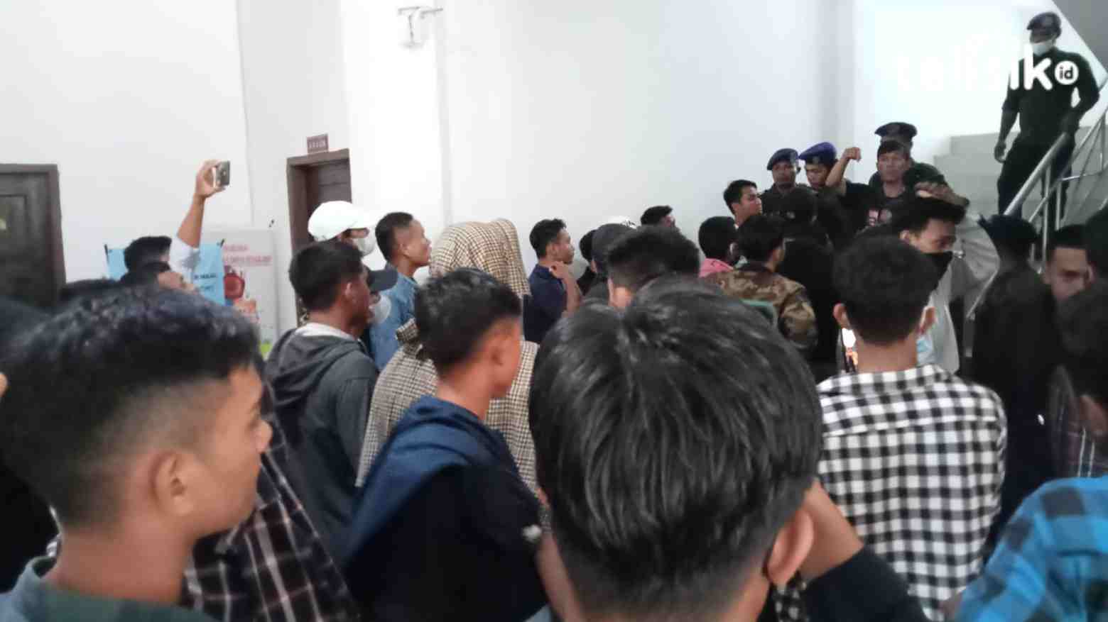 Aksi dorong mendorong antara security dan mahasiswa hingga menimbulkan kegaduhan di gedung Rektorat. Foto: Andi Irna Fitriani/Telisik