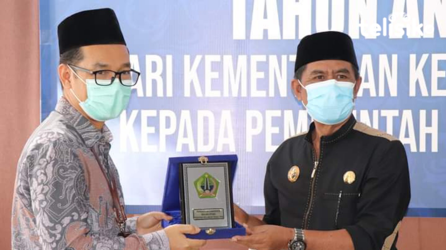 Bupati Kolut, Drs. H. Nur Rahman Umar, MH saat menerima piagam WTP dari Kementerian Keuangan RI. Diserahkan Kepala Kantor Pelayanan Perbendaharaan Negara Kolaka, Arief Rahman, SE.,MM. Foto: Muh. Risal H/Telisik