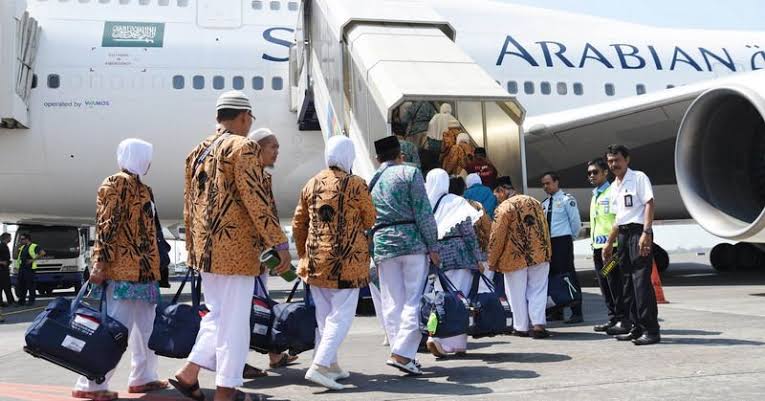 Penerbangan jemaah umrah asal Indonesia. Foto: Repro okezone.com
