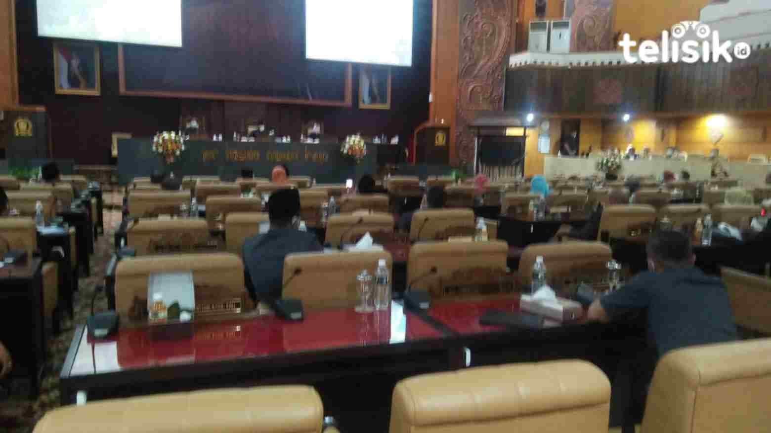 Sidang paripurna DPRD Jatim dengan agenda pengesahan APBD-P Jatim 2021. Foto: Try Wahyudi Ari Setyawan/Telisik