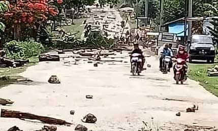 Jalan Desa Laiba-Wakumoro saat diblokir warga dengan kayu dan batu. Foto: Ist.
