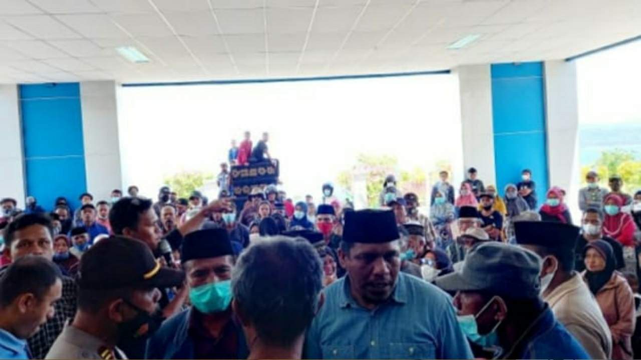 Masyarakat Desa Wabula, Kecamatan Wabula, Kabupaten Buton berunjuk rasa di kantor Bupati Buton. Foto: Ist.